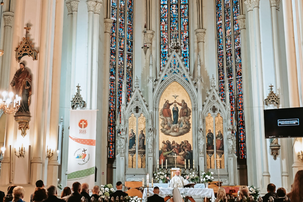 Eleganckie dekoracje ślubne Sisters Atelier — łuk kwiatowy
