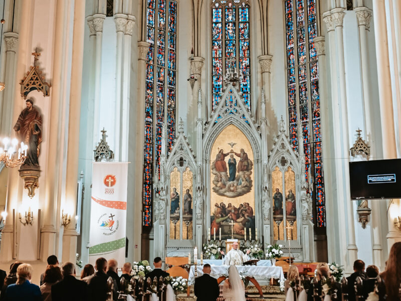 Łuk kwiatowy ślubny — dekoracje ceremonii